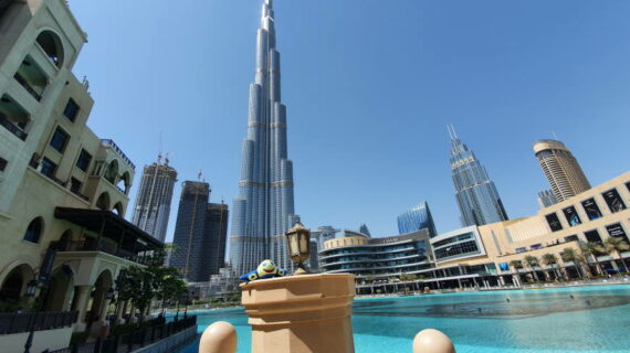 Discovering Burj Khalifa, the tallest building in the World.